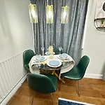 Comfortable Apartment Near Hyde Park