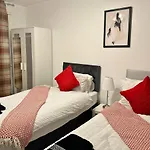 Luxe Stays Sleeps 14 - Wandsworth & Putney Bridge - 4 Bedrooms