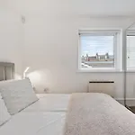 2 Bedroom Apartment In Kings Cross, London, N1