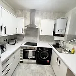 2 Bedroom Flat With Balcony In White City, Hammersmith