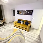 2 Bedroom Flat With Balcony In White City, Hammersmith