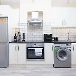 Modern Stylish 2 Bedroom Apartment In East London