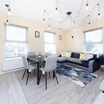 Modern Stylish 2 Bedroom Apartment In East London