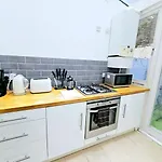 Charming Hyde Park Private Accommodation With Back Patio By Lancaster Gate And Paddington Station