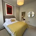 Chelsea Flat, Convenient And Quiet