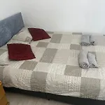 Renovated Family Room With Shared Kitchen And Bathroom In Angel