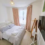 Two Bedroom Flat With Private Patio In Battersea