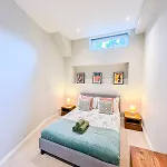 Sleek 2 Bedroom Flat With Private Patio & Firepit In Shepherds Bush, Near Hammersmith