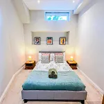 Sleek 2 Bedroom Flat With Private Patio & Firepit In Shepherds Bush, Near Hammersmith