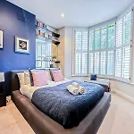 Sleek 2 Bedroom Flat With Private Patio & Firepit In Shepherds Bush, Near Hammersmith
