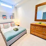 Sleek 2 Bedroom Flat With Private Patio & Firepit In Shepherds Bush, Near Hammersmith