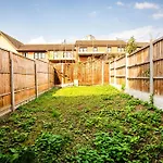 Luxe 2 Bed House In London- Free Parking, Free Wifi, Big Garden