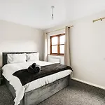 Luxe 2 Bed House In London- Free Parking, Free Wifi, Big Garden