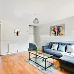 Luxe 2 Bed House In London- Free Parking, Free Wifi, Big Garden