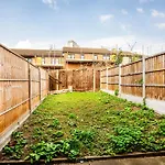 Luxe 2 Bed House In London- Free Parking, Free Wifi, Big Garden