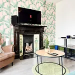 2 Bedroom Flat With Indoor Fireplace In Shepherds Bush, Near White City