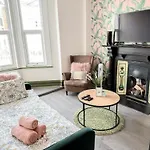 2 Bedroom Flat With Indoor Fireplace In Shepherds Bush, Near White City