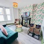 2 Bedroom Flat With Indoor Fireplace In Shepherds Bush, Near White City