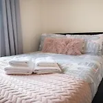 4 Bedroom Flat With High Speed Wi-Fi In North Acton, Ealing, West London