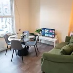 4 Bedroom Flat With High Speed Wi-Fi In North Acton, Ealing, West London