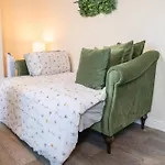 4 Bedroom Flat With High Speed Wi-Fi In North Acton, Ealing, West London