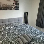 Private Rm In A 2 Bed Near 4 Train Stations