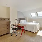 Spacious 2 Bedroom Barons Court, Good Links London