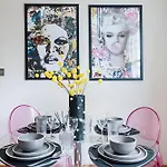 Vibrant Urban Escape, Family Friendly - Sleeps 8!