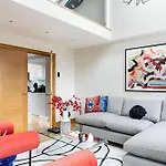 Vibrant Urban Escape, Family Friendly - Sleeps 8!