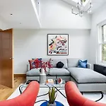 Vibrant Urban Escape, Family Friendly - Sleeps 8!