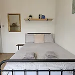 Newly Renovated Studios & Ensuite Rooms! - Camberwell