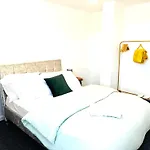 Home Away From Home 2 Bedroom Flat 5 Minutes Walk To Alexander Palace Station 15 Min Via Tube To Central London With Free Parking