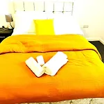 Home Away From Home 2 Bedroom Flat 5 Minutes Walk To Alexander Palace Station 15 Min Via Tube To Central London With Free Parking