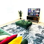 Home Away From Home 2 Bedroom Flat 5 Minutes Walk To Alexander Palace Station 15 Min Via Tube To Central London With Free Parking