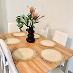 Spacious, Stylish Appartment Close To Transport