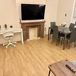 Comfortable Two Bed Flat Near Richmond Park