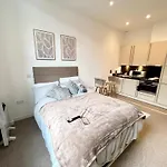 Luxury Studio With Super Fast Wifi Gated Development