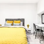 Luxaway Holland Park Studio With Ac - Sleeps 8