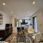 Spacious Guest Suite - Harrow