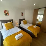 2 Bedroom, Parking, Hounslow St