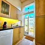 Charming Home With Private Balcony, On 1St Floor, With 2 Bathrooms, 3 Min Walk To Earl\'S Court Station
