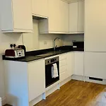 Earlsfield - Two Bedroom Flat