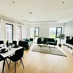 Luxurious Apartment - Prime Location Near Excel, O2 & Canary Wharf
