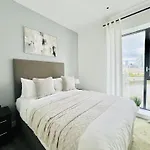 Luxurious Apartment - Prime Location Near Excel, O2 & Canary Wharf