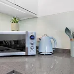 Luxury 4 Bedroom Flat With Stunning Shard View From Terrace In Central London! Next To Station, Sleeps 9