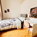 Stylish 2 Bedroom Notting Hill Superstar Apartment