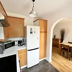3 Bed House With Parking And Garden Near Tower Bridge