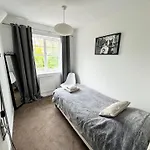 3 Bed House With Parking And Garden Near Tower Bridge