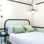 Studio Near Queensway Station