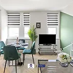 Last-Minute Secure ! Limited Time L Exclusive Deal On 2 Bedroom, High Spec Luxury Flat By Finesse Stays Short Lets & Serviced Accommodation London With Free Wifi